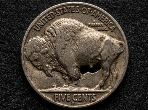 Reverso del 1937-D 3 Legged Buffalo Nickel mostrando la pata ausente